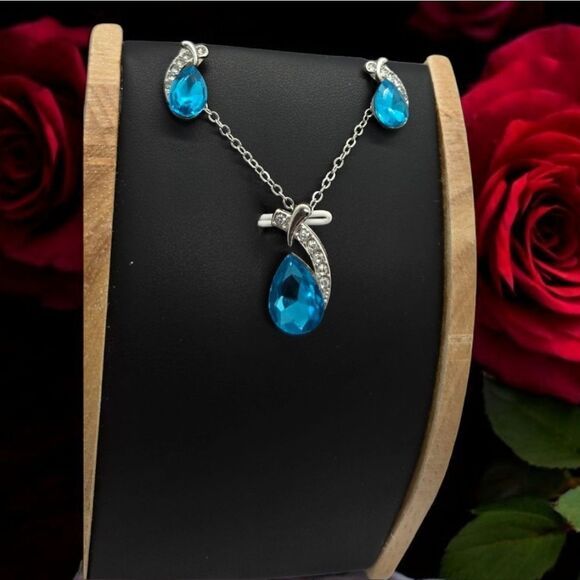 Sparkly Blue Teardrop Gemstone Pendant Silver Necklace Women's Fashion Jewelry - Picture 3 of 8